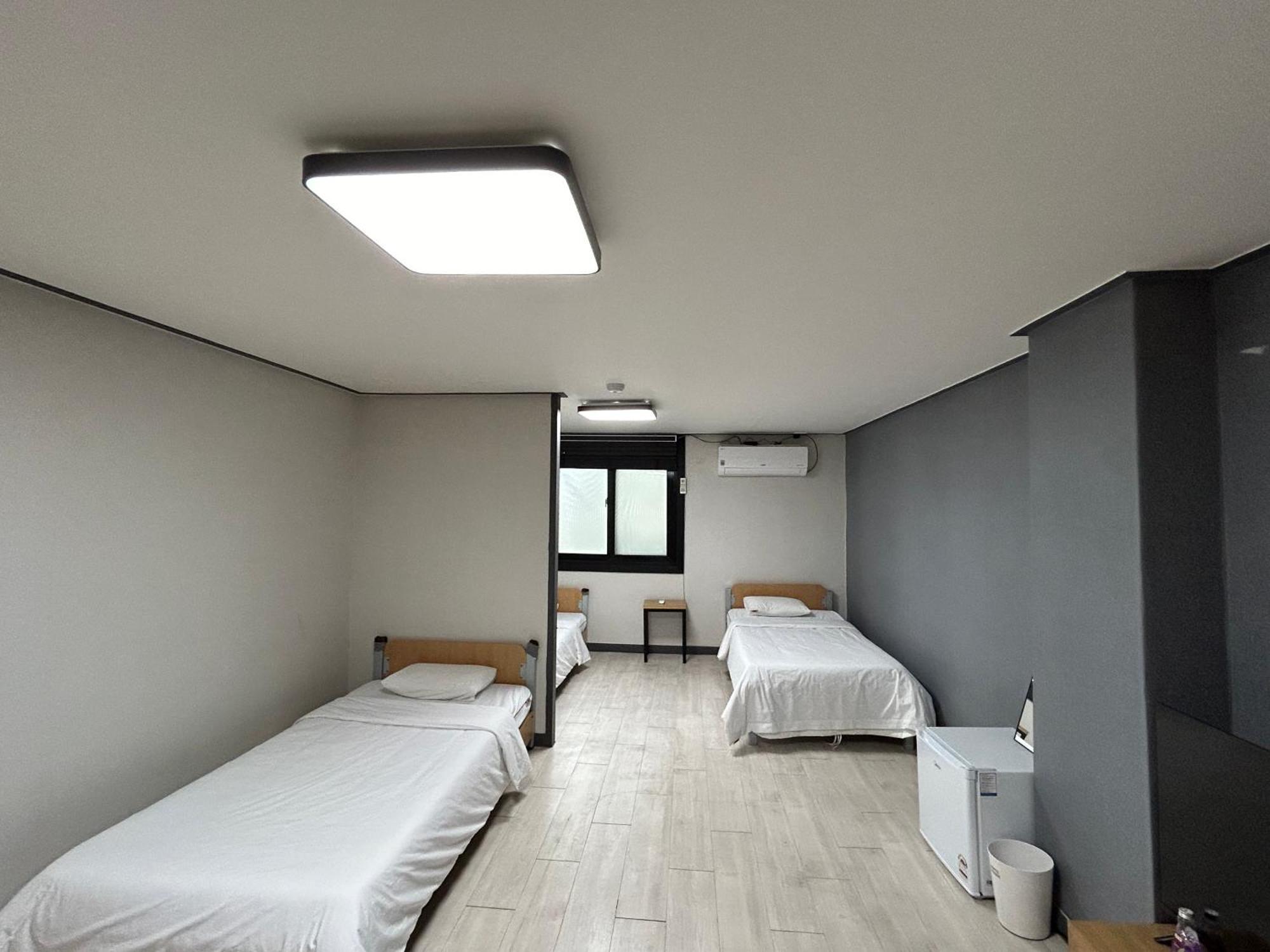 Deluxe Motel Geoje Rom bilde