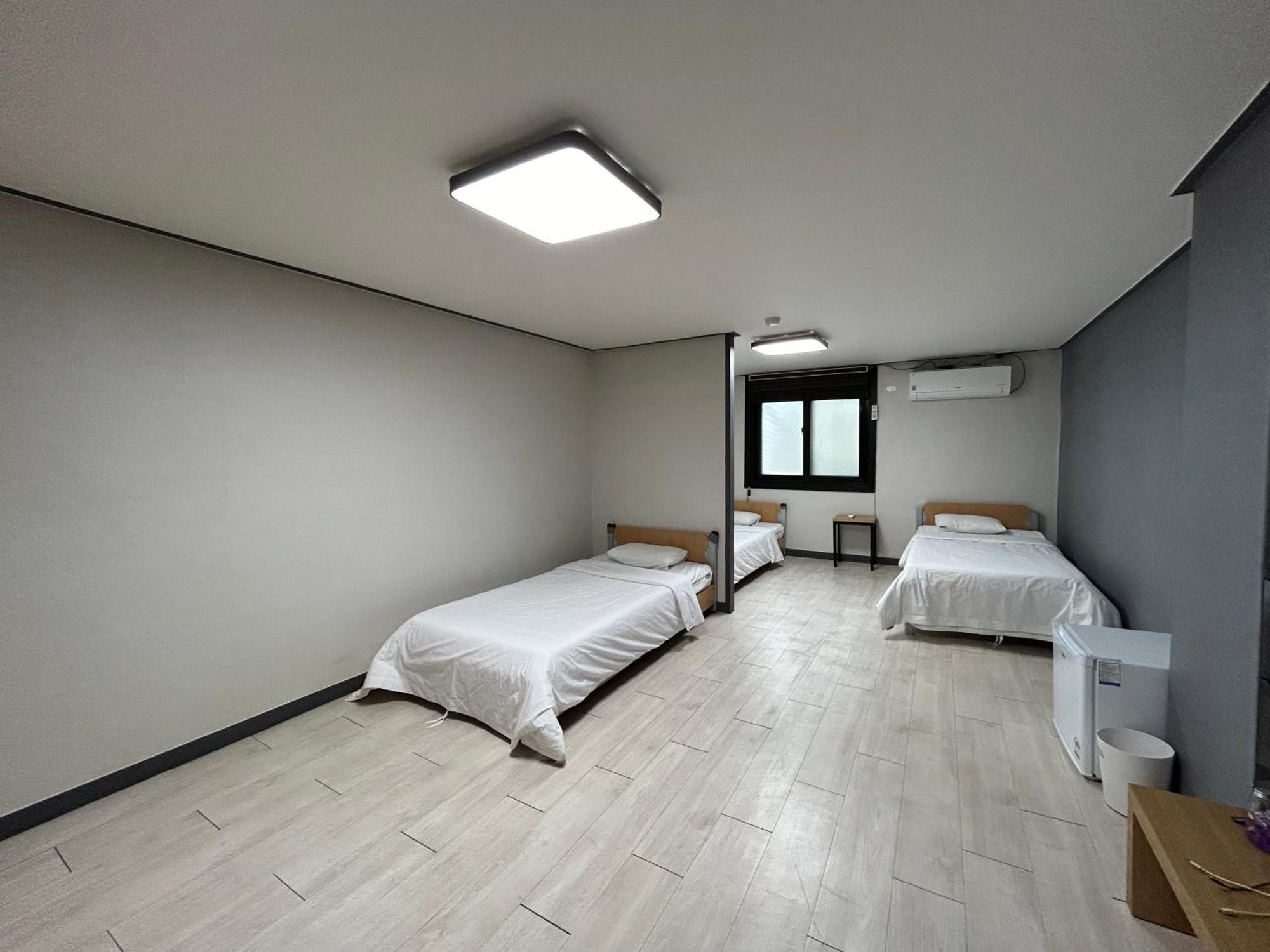 Deluxe Motel Geoje Rom bilde