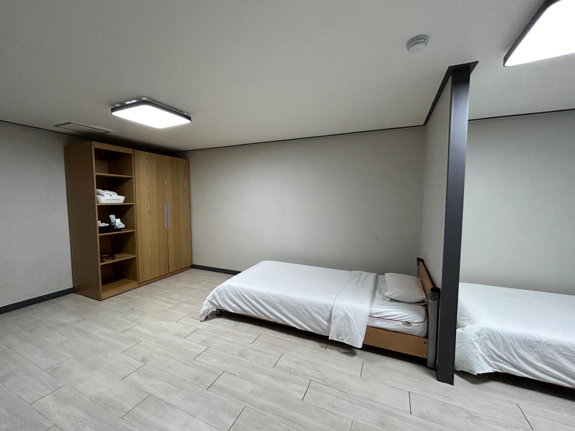 Deluxe Motel Geoje Rom bilde