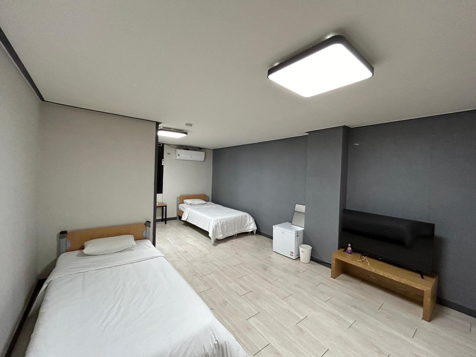 Deluxe Motel Geoje Rom bilde
